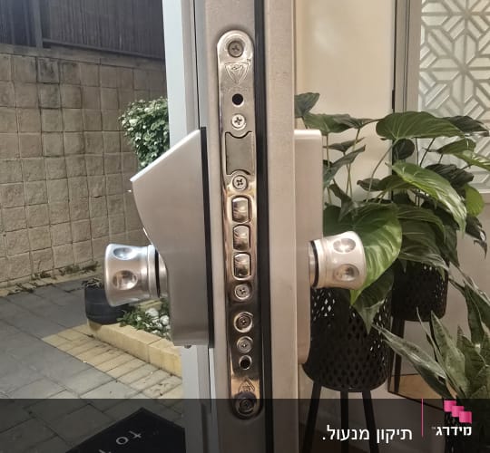 מנעול דלת מתכת עם ידית כסופה וברגים